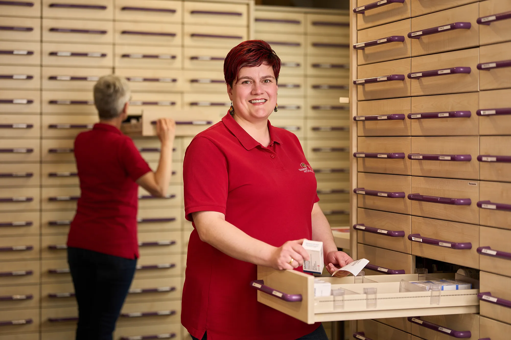 Apothekerin hält Medikamente in der Eichsfeld Apotheke