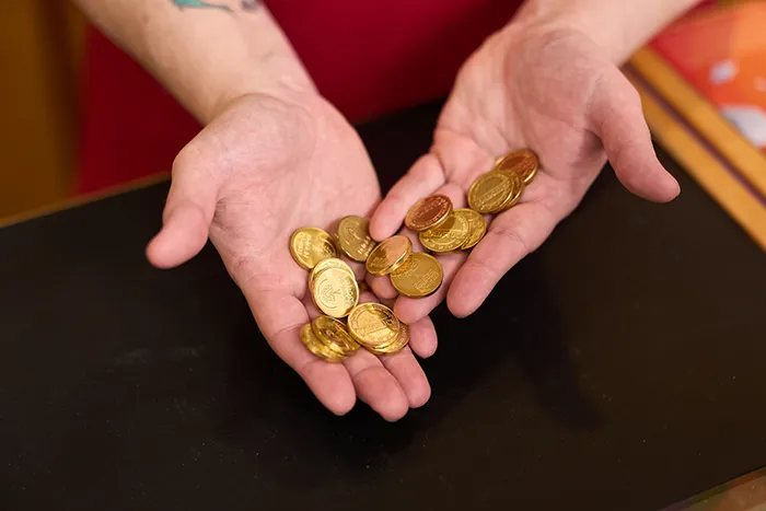 Goldstücke der Eichsfeld Apotheke in den Händen